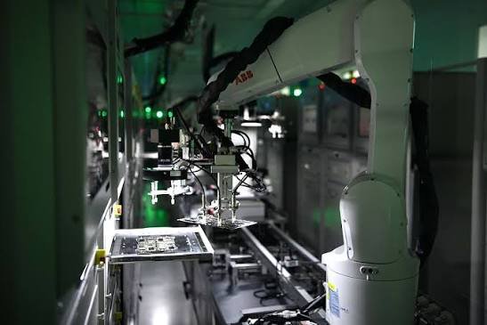 Conceito de fábrica escura utilizando robôs móveis autônomos (AMRs)